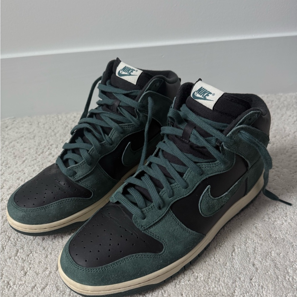 Nike Men's Black and Dark Green Sneakers